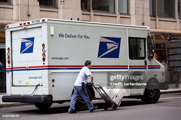 new york city mailman delivering mail - postbode stockfoto's en -beelden