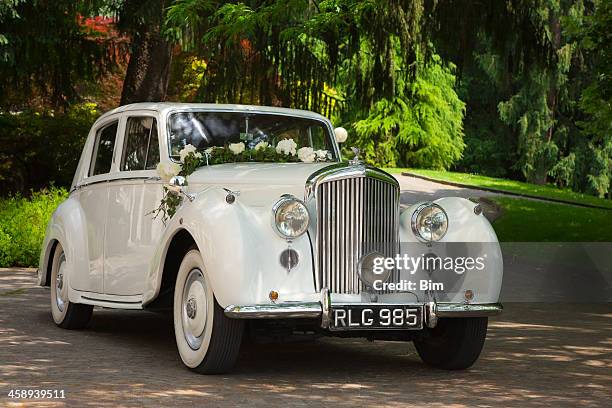 vintage bentley hochzeit auto mit blumen im park - wedding collection stock-fotos und bilder