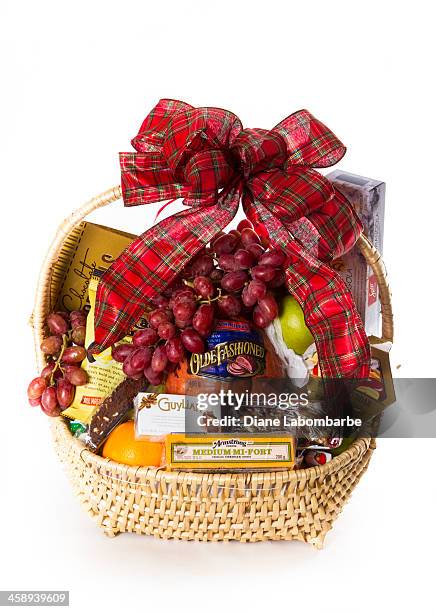 cesta de alimentos de regalos de navidad sobre fondo blanco - cesta de navidad fotografías e imágenes de stock