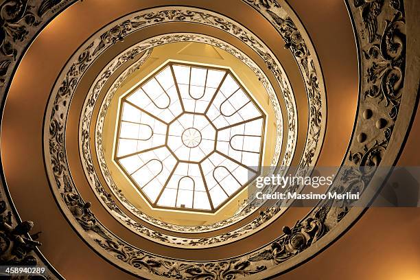らせん階段でバチカン博物館 - vatican museums ストックフォトと画像