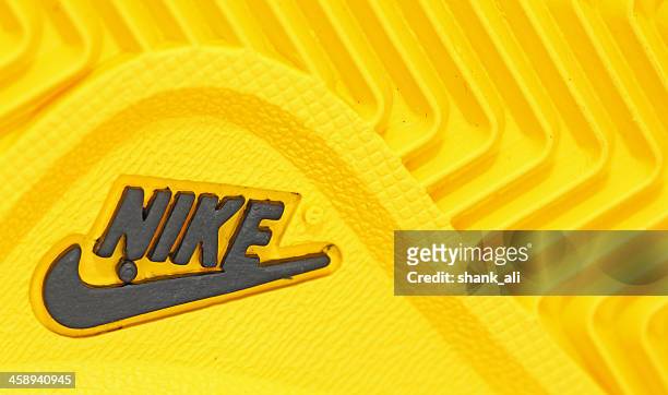 nike il nome e il logo della società - scarpa gialla foto e immagini stock