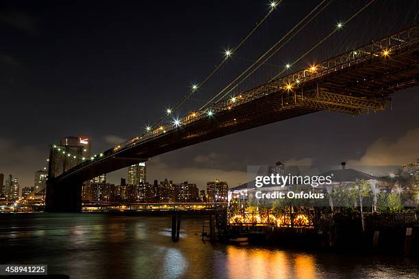 brooklyn-brücke in der nacht, new york city, usa - new york cafe stock-fotos und bilder