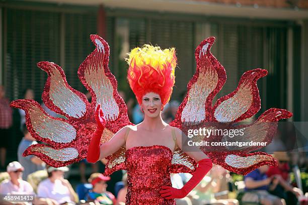 glamour au défilé de la pride - palm springs photos et images de collection