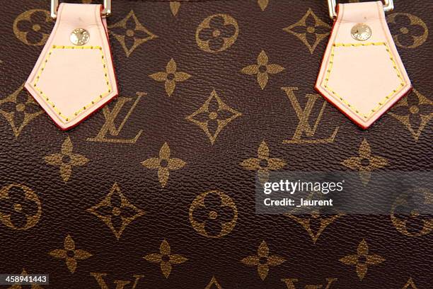 louis vuitton-tasche - louis vuitton modelabel stock-fotos und bilder