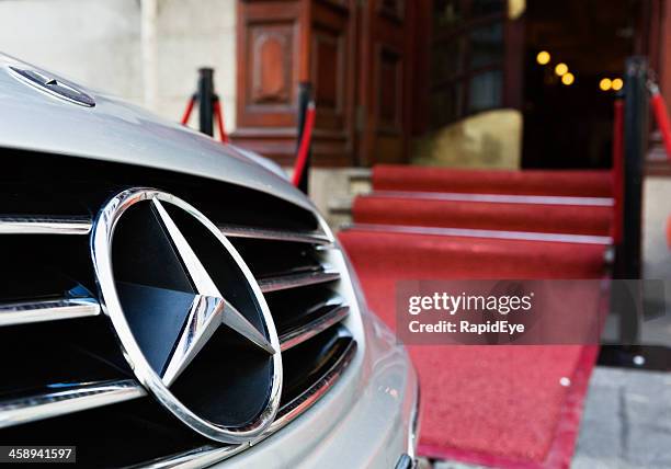 mercedes-benz sports car outside upmarket restaurant in cape town - mercedes benz stockfoto's en -beelden