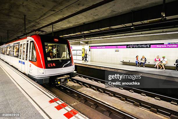 trem chegando à estação de metro sagrada família em barcelona, espanha - plataforma de estação de metro imagens e fotografias de stock