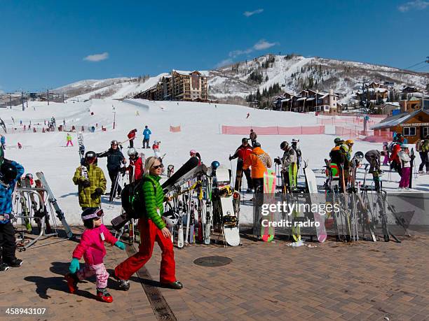 les skieurs sur la base de steamboat, colorado resort - steamboat springs colorado photos et images de collection