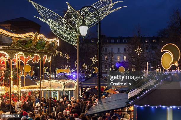 kinder karussell im sternschnuppenmarkt wiesbaden - wiesbaden stock-fotos und bilder