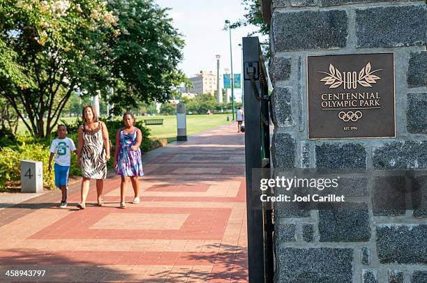 family in atlanta's centennial olympic park - centenial olympic park stock pictures, royalty-free photos & images