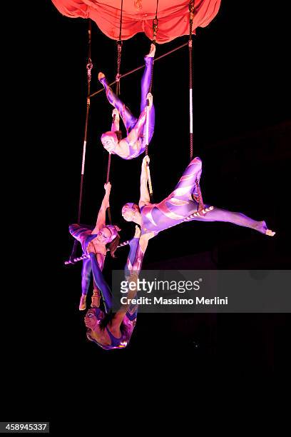 zirkus künstler - trapeze stock-fotos und bilder