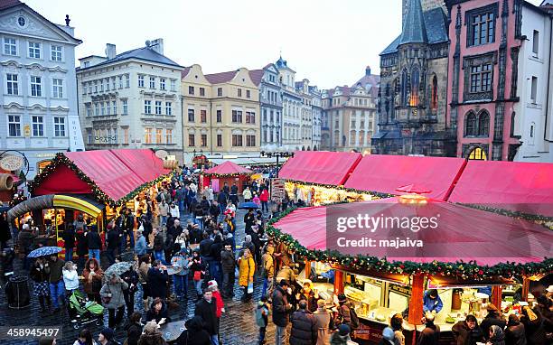 prague christmas market - prague christmas market old town stockfoto's en -beelden