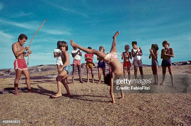 children with teacher, practicing capoeira. - fabio filzi stock pictures, royalty-free photos & images
