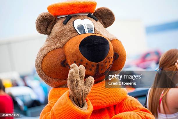 great root bear a&w mascot - bear suit 個照片及圖片檔