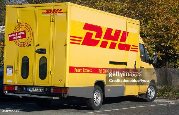 parking dhl delivery vehicle - auto post production filter stockfoto's en -beelden