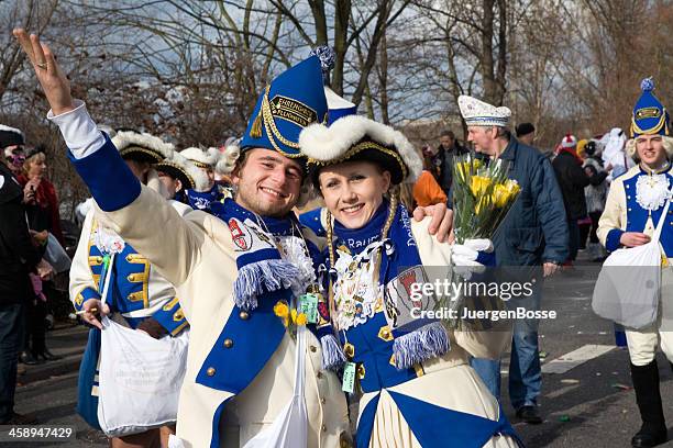 historischen kostümen der blau-weiße corps in karneval - rosenmontag stock-fotos und bilder