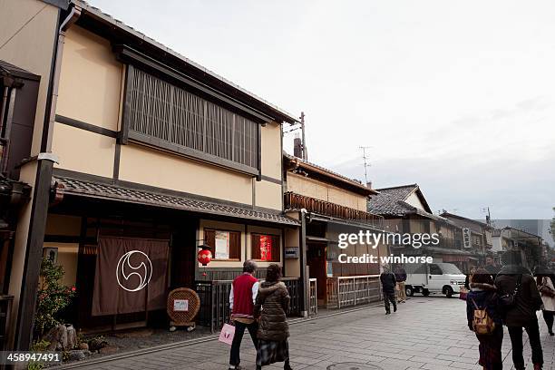 hanamikoji-dori in kyoto, japan - the house of flaunt oscar retreat hosted by manuel day 1 stockfoto's en -beelden