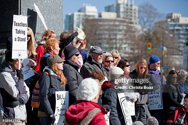 crowd of teachers at protest rally - staking stockfoto's en -beelden