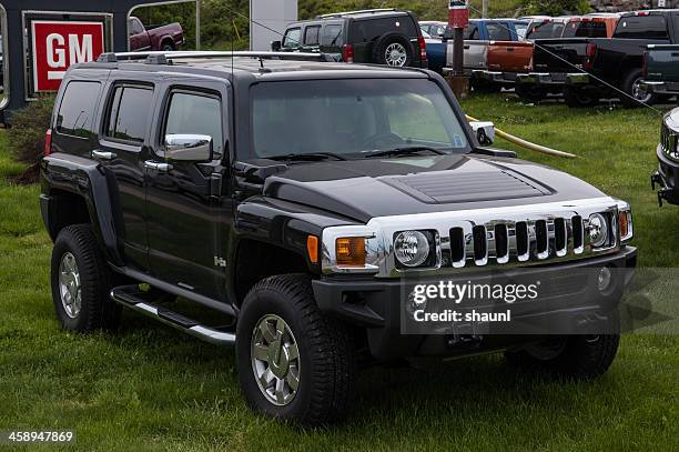 gmc hummer h3 suv - hummer h3 stock pictures, royalty-free photos & images