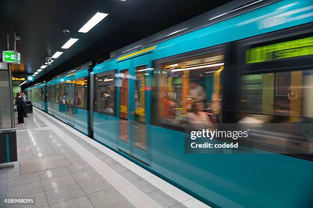 der ankunft am bahnhof die u-bahn in die innenstadt von frankfurt, deutschland - öffentliches verkehrsmittel stock-fotos und bilder