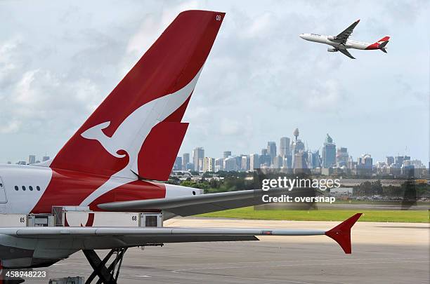 quantas e aeroporto di sydney - sydney airport foto e immagini stock