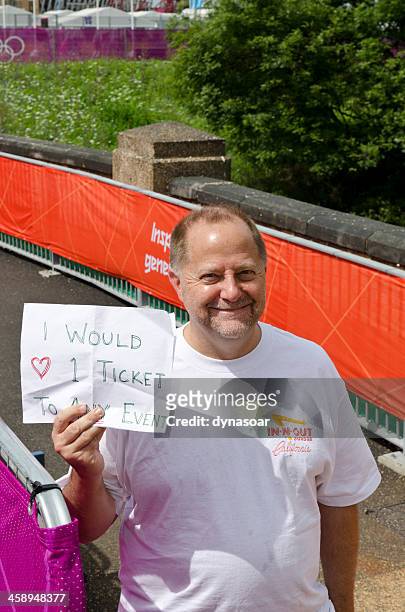 giochi olimpici di londra 2012, uomo chiedendo per biglietti - antiche olimpiadi foto e immagini stock
