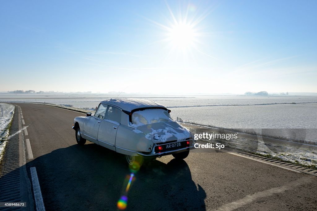 Citroen DS im winter