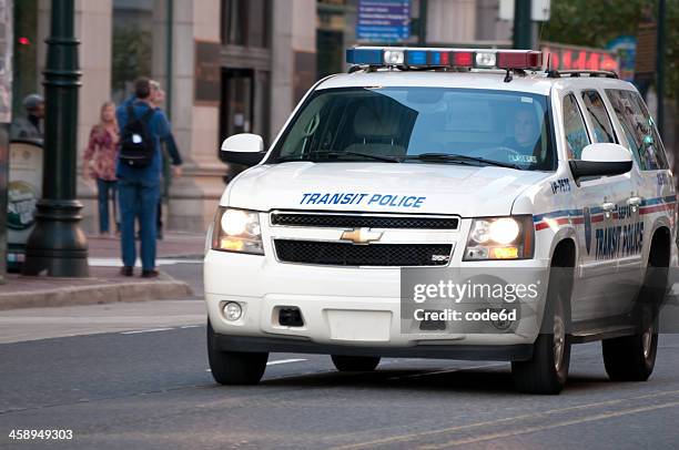 septa transit polizeiauto auf die market street, philadelphia, usa - philadelphia police car stock-fotos und bilder