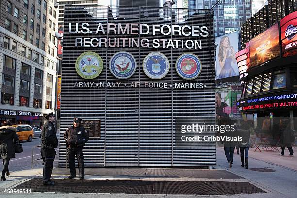 times square à new york-poste de recrutement des forces armées - us military emblems photos et images de collection
