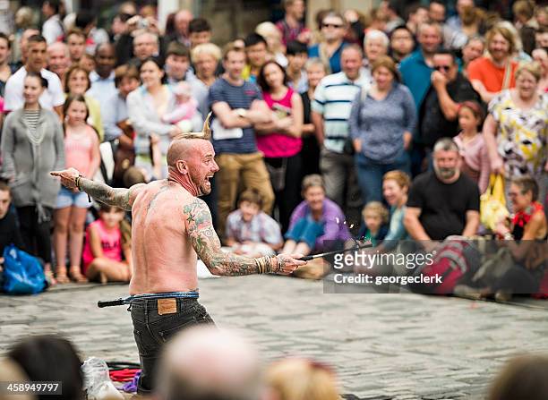 edinburgh festival street performer - edinburgh international festival stock pictures, royalty-free photos & images