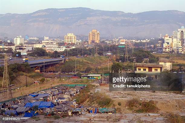 shanty town in navi mumbai - barracks stockfoto's en -beelden