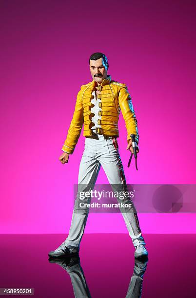 freddie mercury action abbildung - freddie mercury and queen stock-fotos und bilder