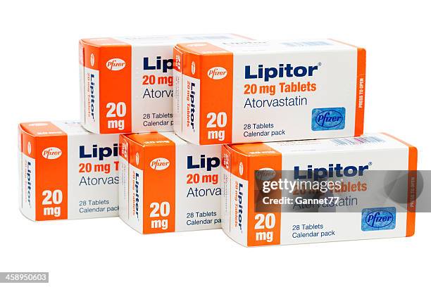 5 cajas de atorvastatina (lipitor) comprimidos aislado en blanco. - lipitor fotografías e imágenes de stock
