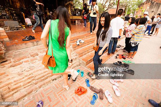 believiers abheben in thailand - entkleiden stock-fotos und bilder