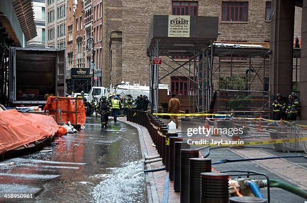 hurricane sandy flood water removal, manhattan financial district, nyc - hurricane and new york city stockfoto's en -beelden