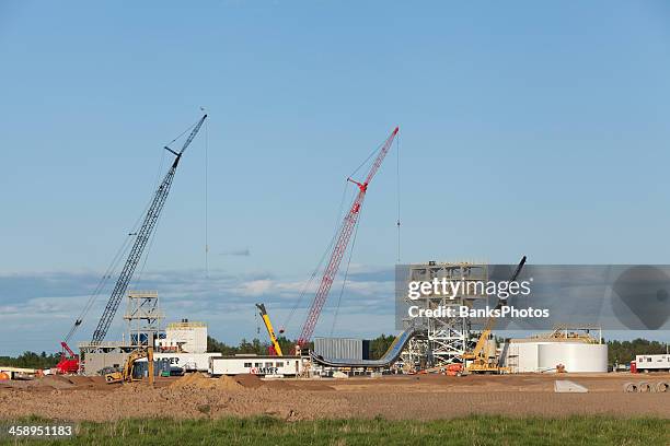 frac sand processing facility construction near new auburn, wisconsin - silicaat stockfoto's en -beelden