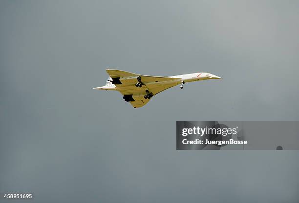 remote-controlled concorde scale model - concorde airplane stock pictures, royalty-free photos & images