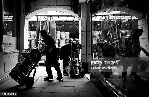 bier lieferung in greenwich market - beer cart stock-fotos und bilder