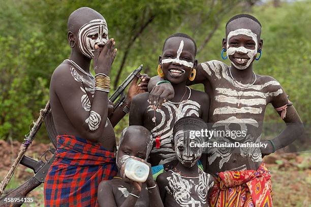 tribù mursi bambini. - tribù africana foto e immagini stock