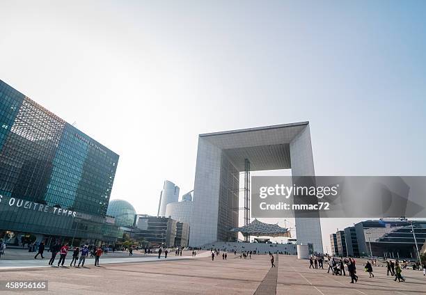 le grande arche em paris la defence, - grande arche imagens e fotografias de stock