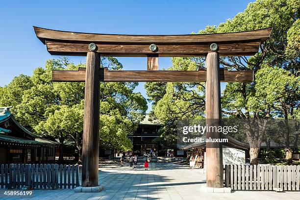 torii gate des meiji-jingu-schrein tokio, japan - shrine stock-fotos und bilder