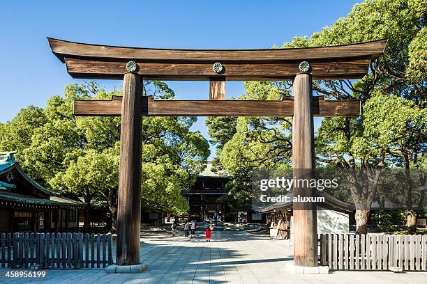 鳥居明治神宮での日本東京 - 明治神宮 ストックフォトと画像