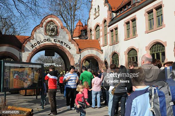 menschen wartezeiten am eingang der leipziger zoo (deutschland - familie zoo stock-fotos und bilder
