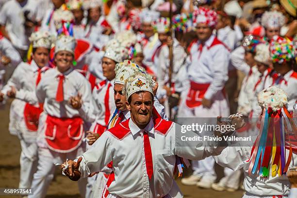 bajada de la fiesta de la virgen, el hierro - música tradicional fotografías e imágenes de stock