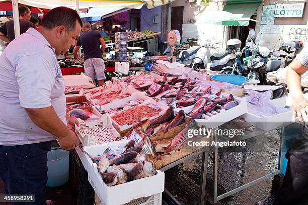 fish market in catania, sicily, italy - fish market stockfoto's en -beelden