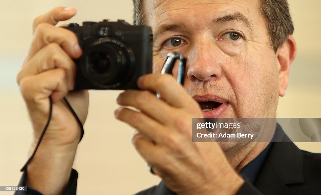 Mario Testino Visits WELT Newsroom