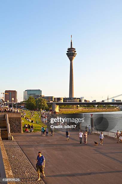 dusseldorf waterfront - düsseldorf stockfoto's en -beelden