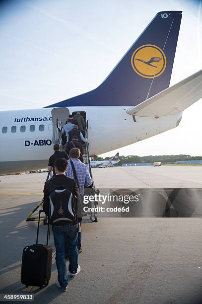 lufthansa boeing 737-300 aleta de cola primer plano del aeropuerto de frankfurt - airplane tail fotografías e imágenes de stock