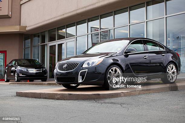 buick regal gs et chevrolet volt - buick photos et images de collection