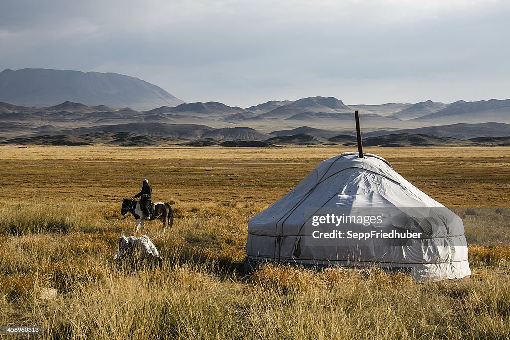 Mongolische jurt mit horseman Im Altai, Region