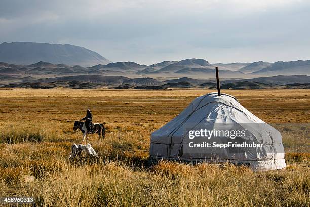 mongole jurt avec horseman dans la région de l'altaï - steppe photos et images de collection